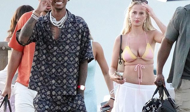 Marcus Rashford opazio je s misterioznom plavušom na raskošnom izlasku Saint-Tropez, odjeven u dizajnersku odjeću i satove od 210 000 funti i nose duhanske torbice dok čeka Man United Transfer