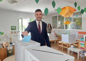 Mato Franković glasao u Mokošici u pratnji supruge