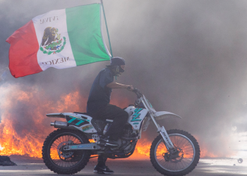 Mediji i demokrati umanjuju nasilje u prosvjedima protiv leda u LA-u