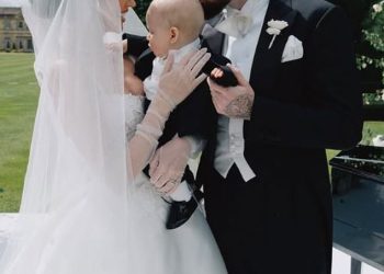 Megan McKenna uživa u slatki trenutak sa sinom Landonom, 6 mjeseci i novim suprugom Oliverom Burkeom dok dijeli više snimka sa svog dana vjenčanja iz bajke