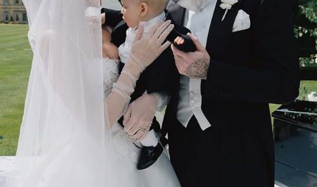 Megan McKenna uživa u slatki trenutak sa sinom Landonom, 6 mjeseci i novim suprugom Oliverom Burkeom dok dijeli više snimka sa svog dana vjenčanja iz bajke