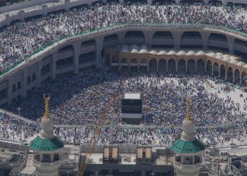 Meka: Saudijska Arabija pokreće Hajj dozvolu za suzbijanje u nastojanju da zaustavi toplinske smrti