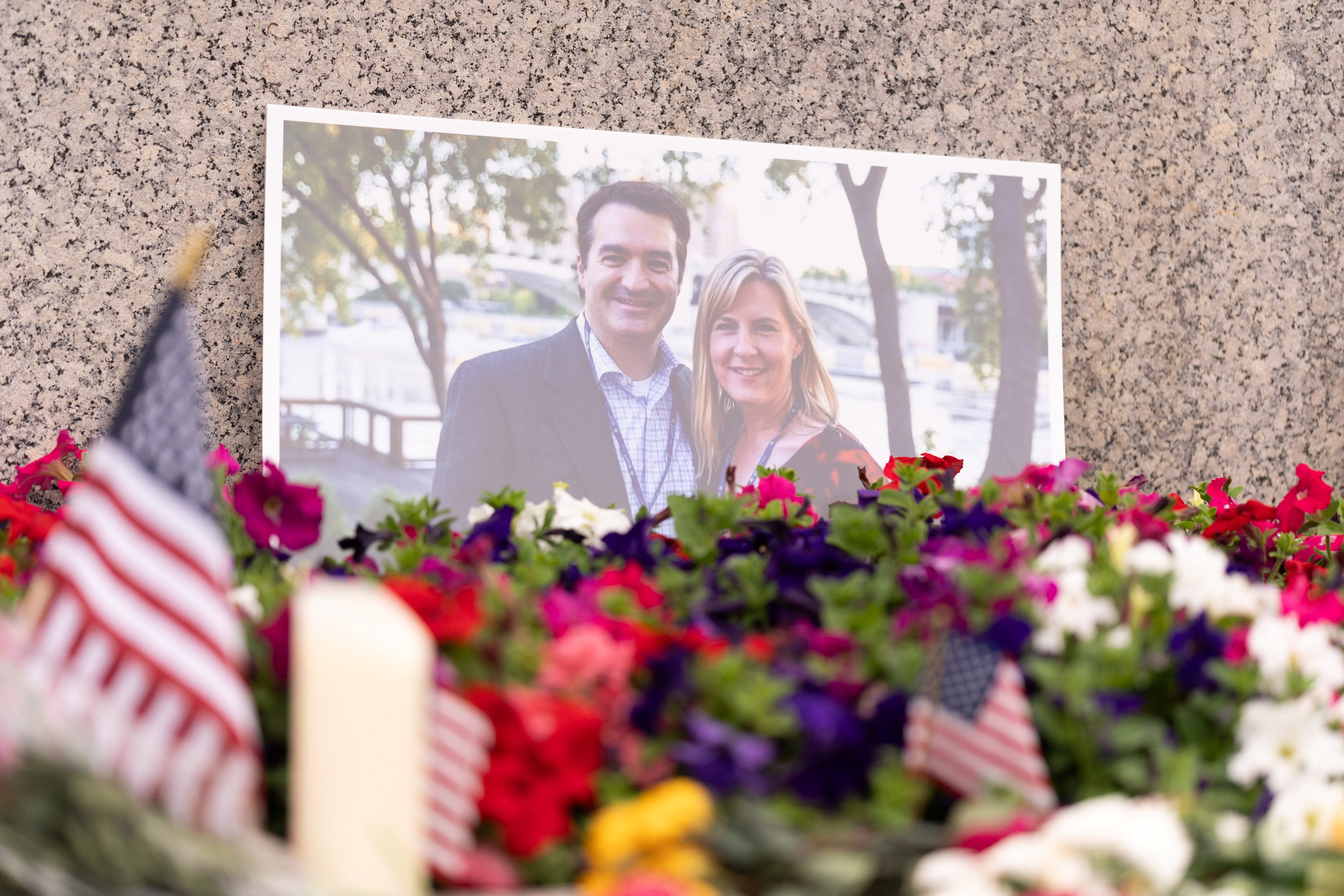 Memorijal sjedi izvan kapitola države Minnesota u čast ubijene demokratske državne skupštine Melissa Hortman i njenog supruga Marka