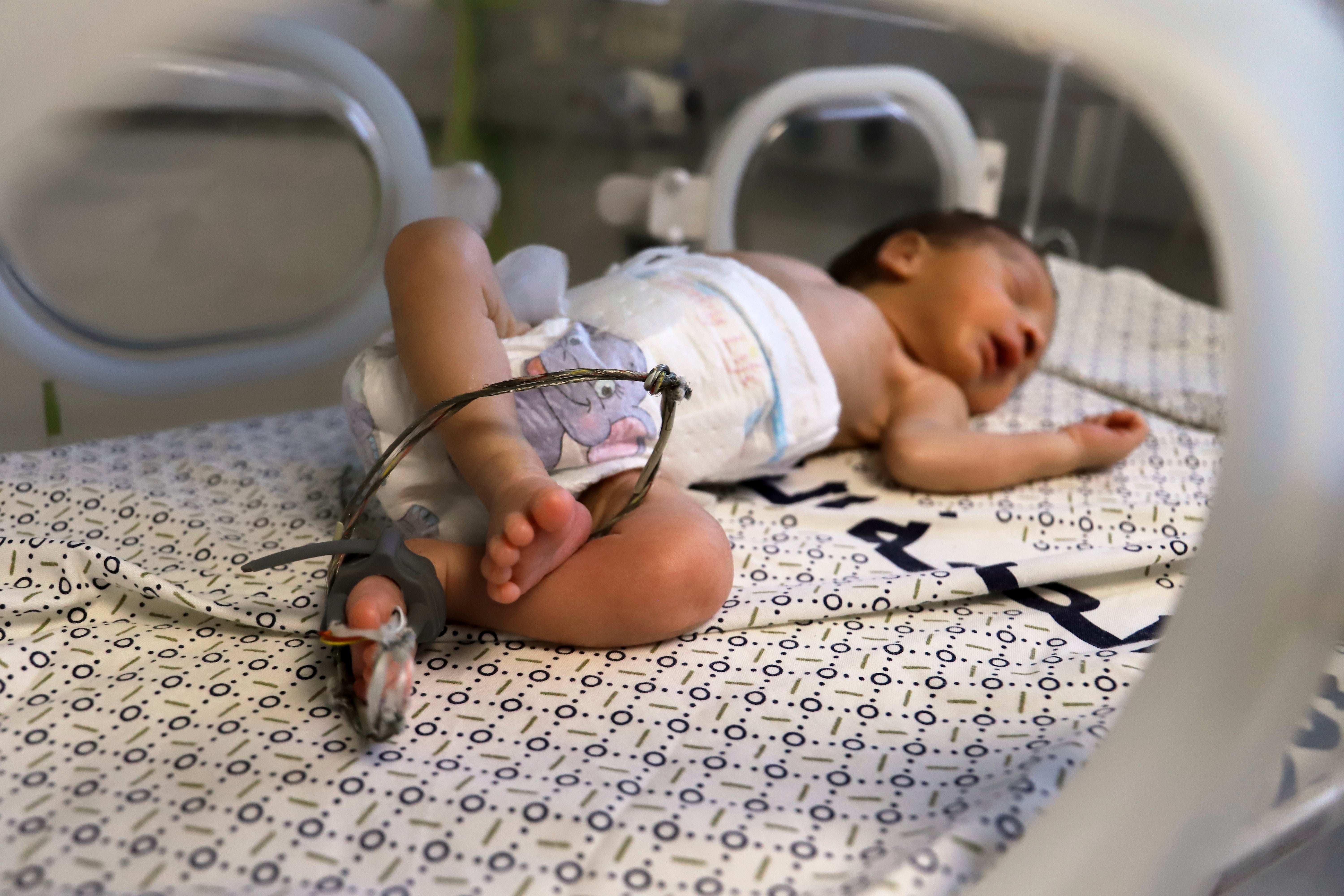 Prerano rođeno dijete leži u inkubatoru u bolnici Nasser 19. lipnja 2025.