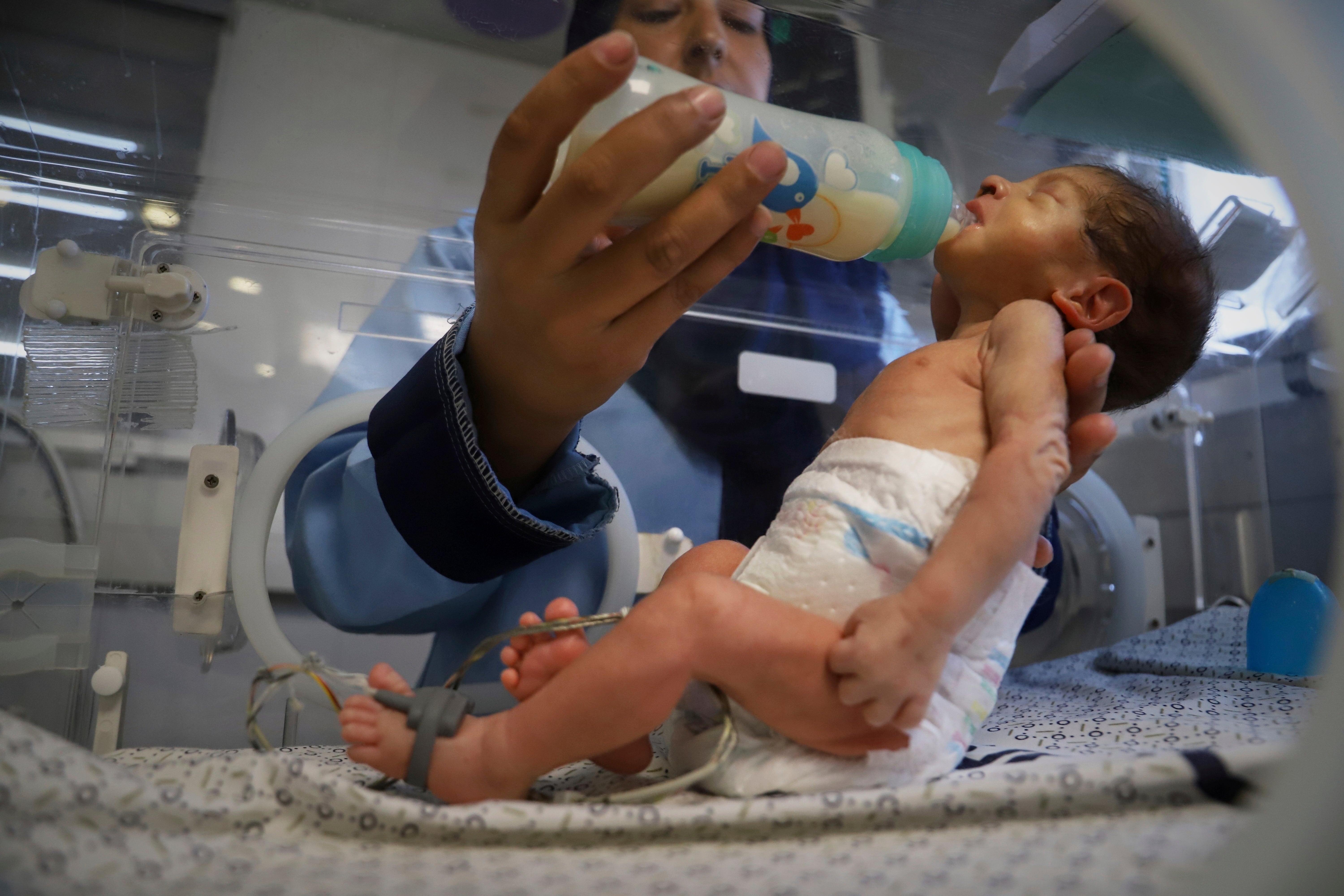 Medicinska sestra hrani prerano rođenu bebu koja leži u inkubatoru u jedinici neonatalne intenzivne njege bolnice Nasser u Khan Younisu, Southern Gaza Strip, četvrtak, 19. lipnja 2025.