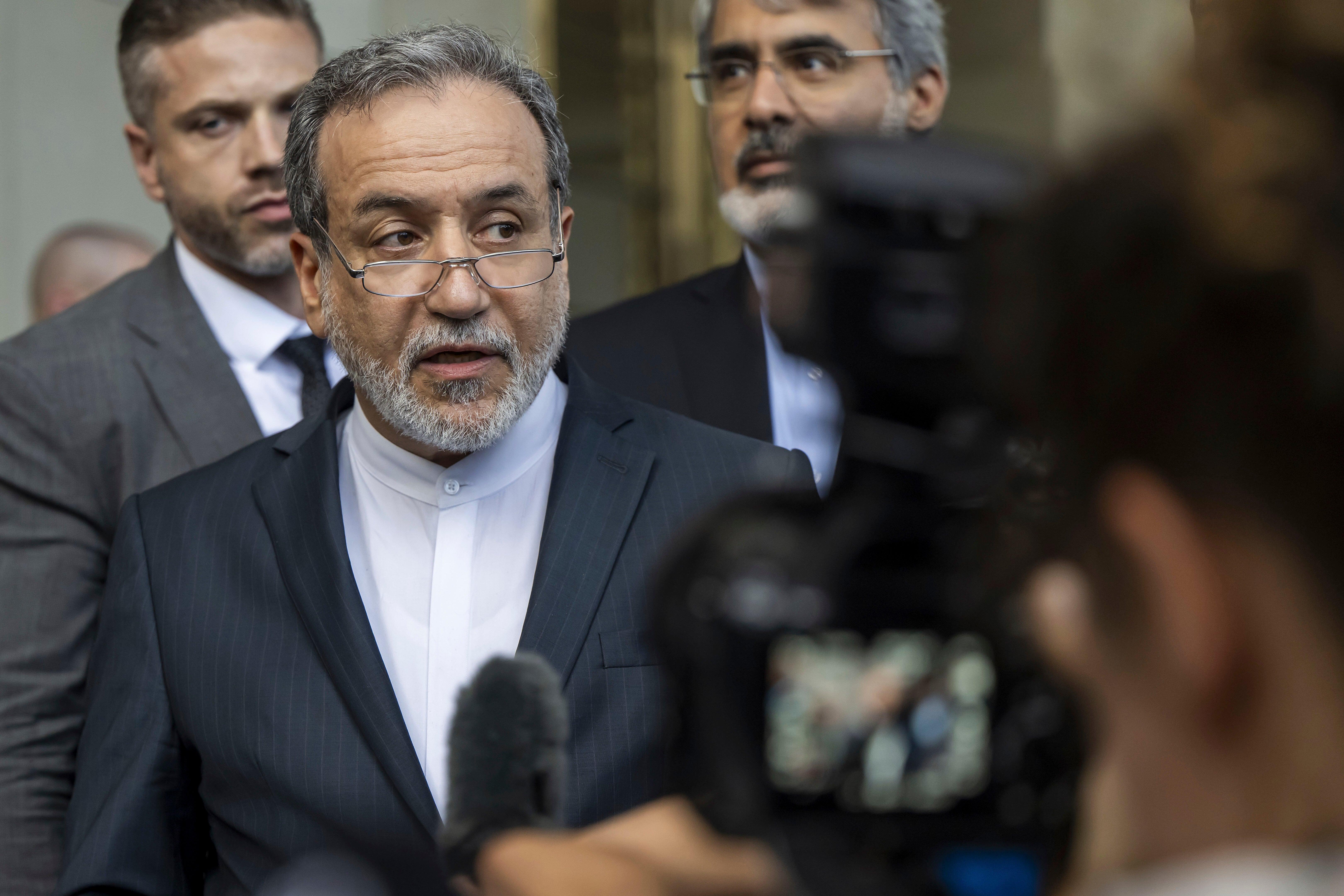 Iranski ministar vanjskih poslova Abbas Araghchi razgovara s medijima nakon nuklearnog sastanka Iran-EU u Ženevi u petak