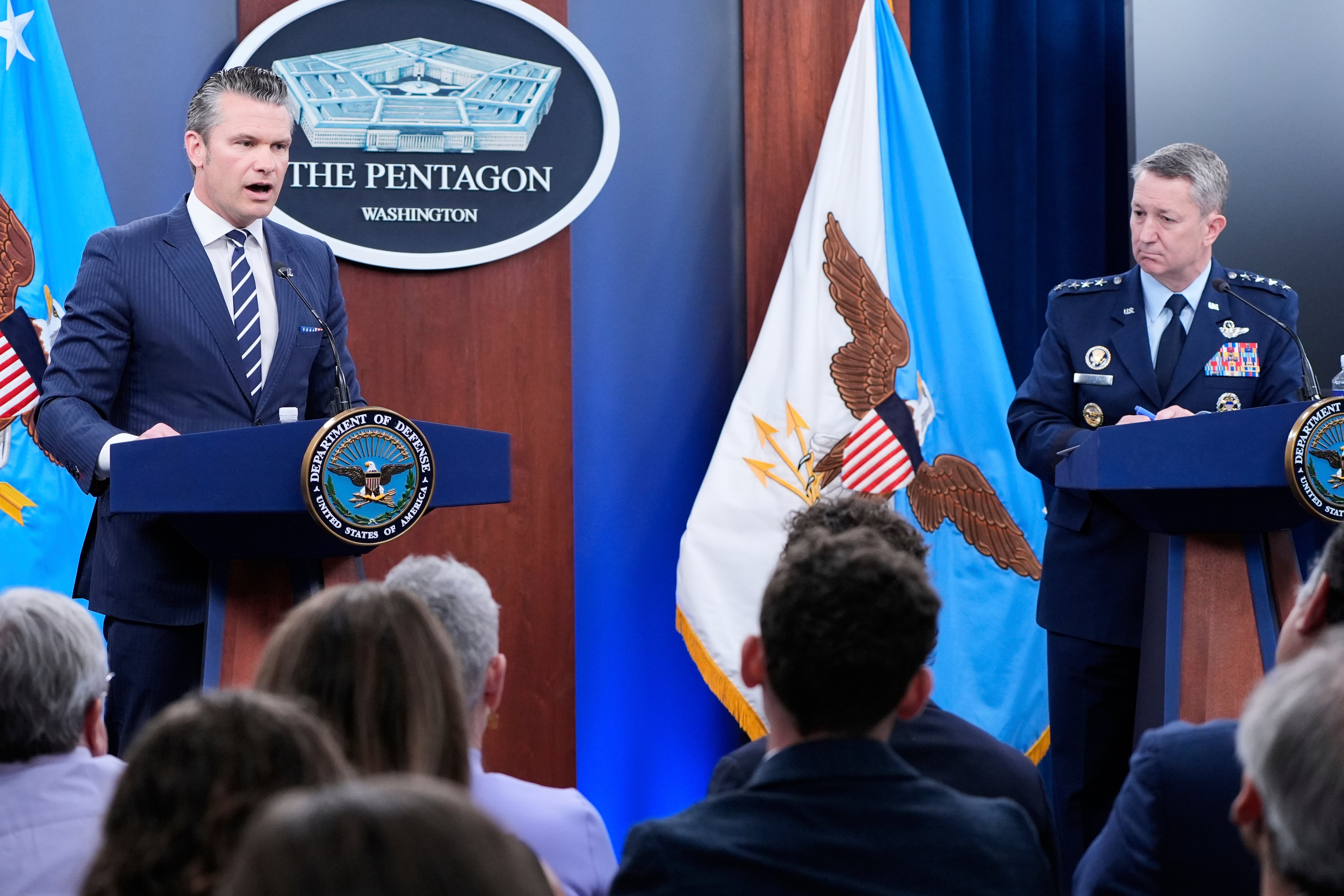 Ministar obrane Pete Hegseth i predsjednik zajedničkog šefa general Dan Caine govore tijekom konferencije za novinare u nedjelju u Pentagonu nakon što je američka vojska pogodila tri mjesta u Iranu, izravno se pridruživši naporima Izraela da uništi nuklearni program zemlje.