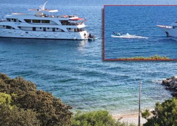 Mini kruzerom se usidrili na samu plažu, pa glisirali gumenjakom 20 metara od obale!