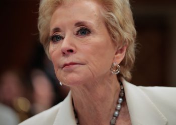 Ministar obrazovanja Linda McMahon bori se s osnovnom matematikom kada pokušava zbrojiti predloženo smanjenje proračuna