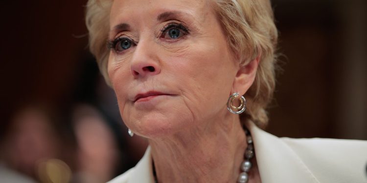 Ministar obrazovanja Linda McMahon bori se s osnovnom matematikom kada pokušava zbrojiti predloženo smanjenje proračuna