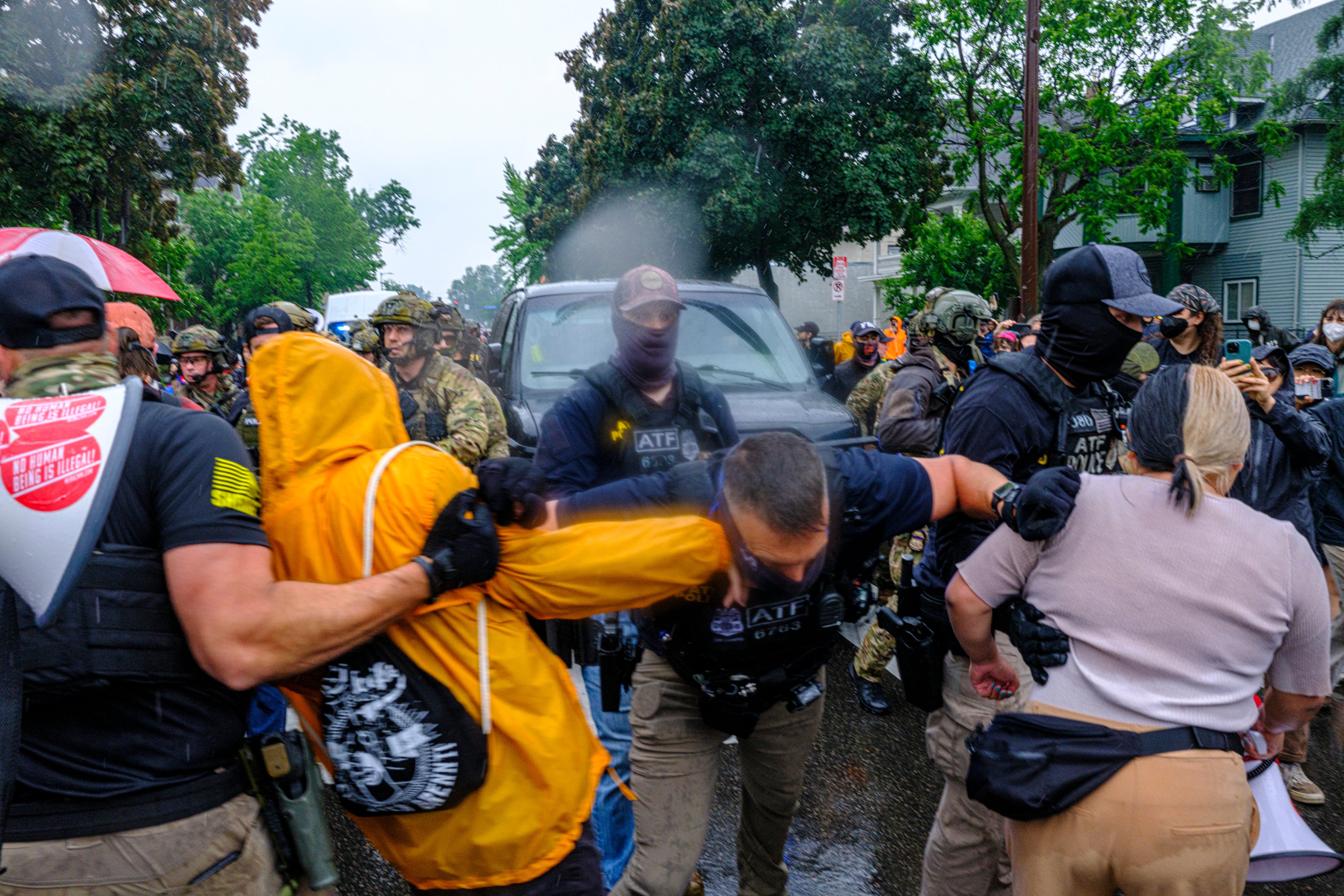 Kritičari kažu da savezni agenti koji nose maske tijekom provođenja imigracije ograničavaju nadzor i dovodi do zastrašivanja