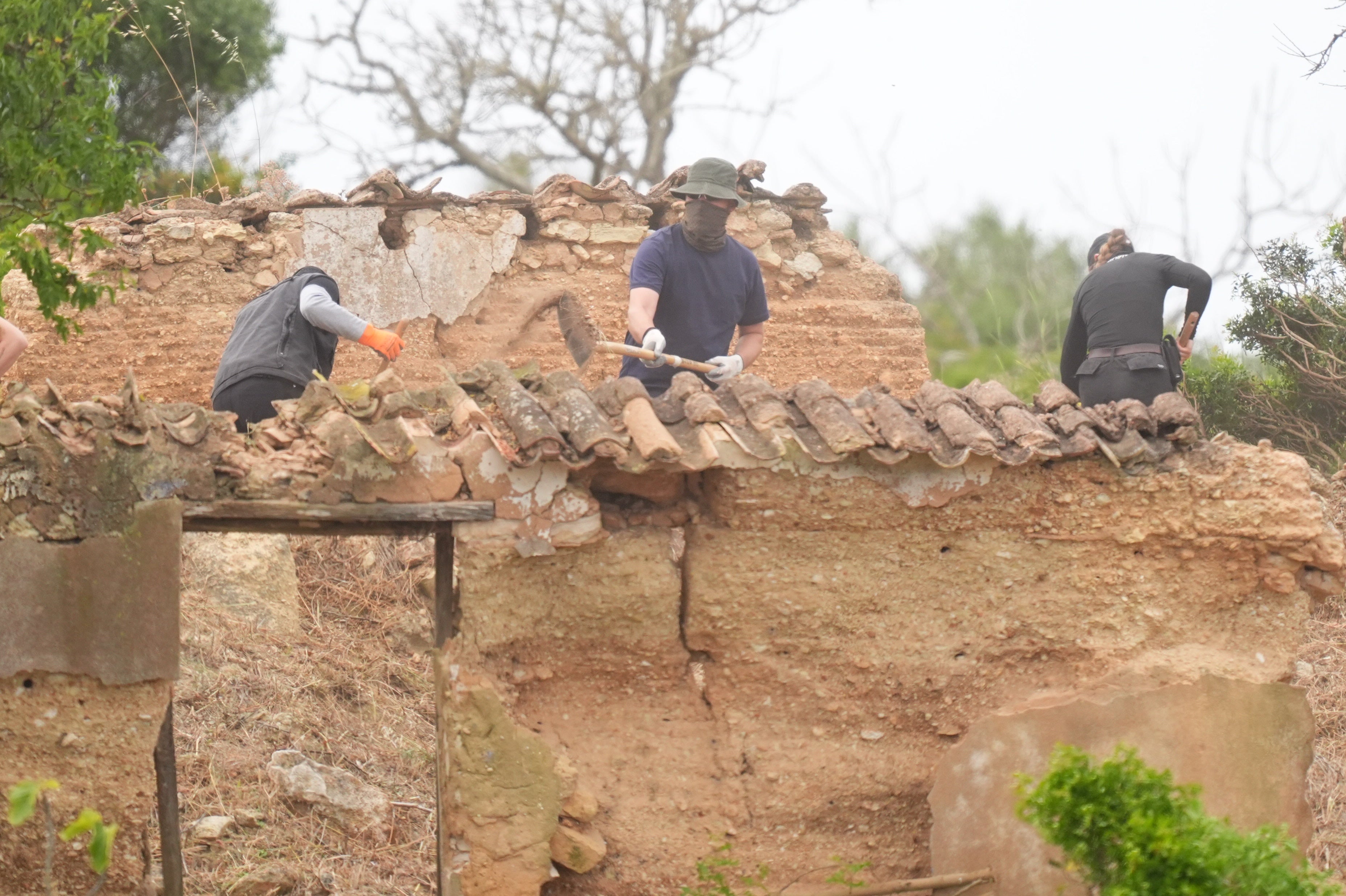 Timovi za pretraživanje kopaju na napuštenom imanju, nadajući se da će pronaći tragove u Madeleineovom nestanku