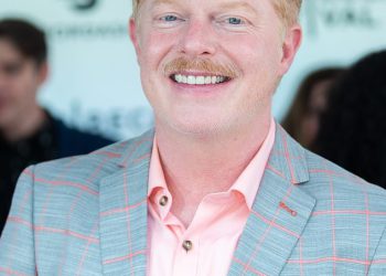 Moderna obiteljska zvijezda Jesse Tyler Ferguson otkriva da ga je policija uhvatila pokušavajući ukrasti porno časopis dok je istraživala njegovu seksualnost kao tinejdžer