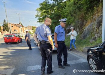 Mostar: Vozilo izletjelo s ceste dok je pokušavalo izbjeći sudar