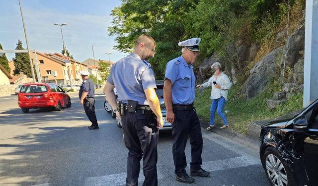 Mostar: Vozilo izletjelo s ceste dok je pokušavalo izbjeći sudar