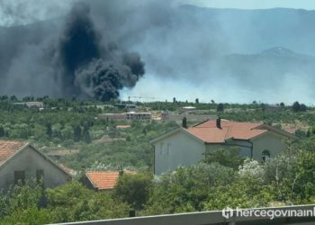 Mostarski vatrogasci pomažu u gašenju požara u Ljubuškom