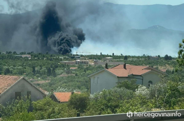 Mostarski vatrogasci pomažu u gašenju požara u Ljubuškom