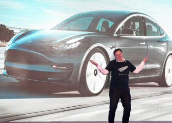 Motociklista tuži nakon što ga Tesla na autocesti sruši na autocestu Tesla ‘samovoze “