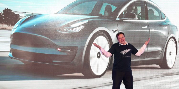 Motociklista tuži nakon što ga Tesla na autocesti sruši na autocestu Tesla ‘samovoze “