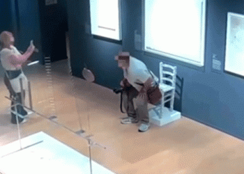 Muzejski nadzor bilježi turist koji uništava krhku stolicu “Van Gogh”