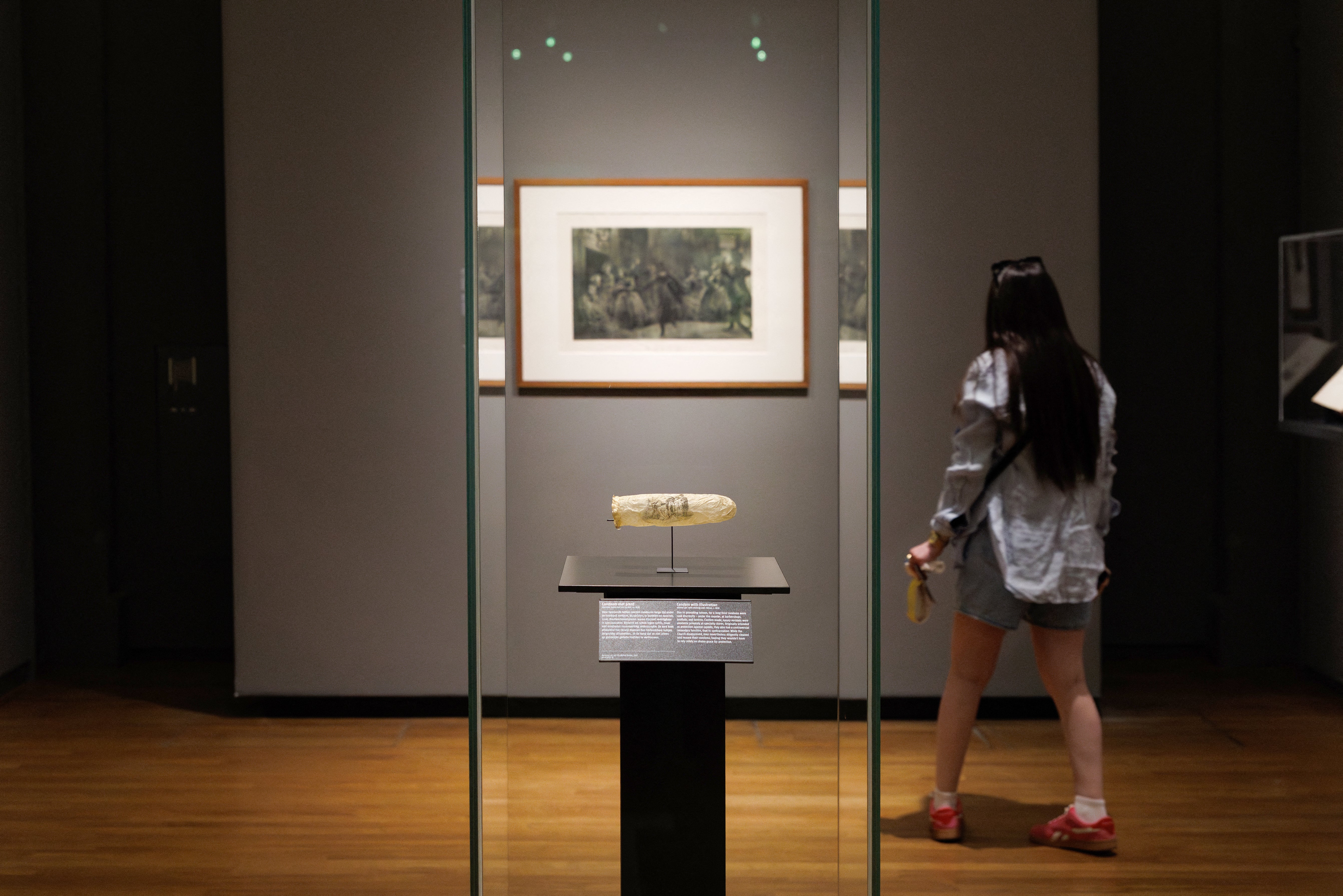 Kondom, potencijalno suvenir iz bordela, sadrži erotsku sliku redovnice i tri svećenstva.