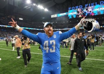 NFL Long Snapper izaziva gužvu u crkvi nakon što je prekinuo službu da zahtijeva odgovore zbog porno zahtjeva