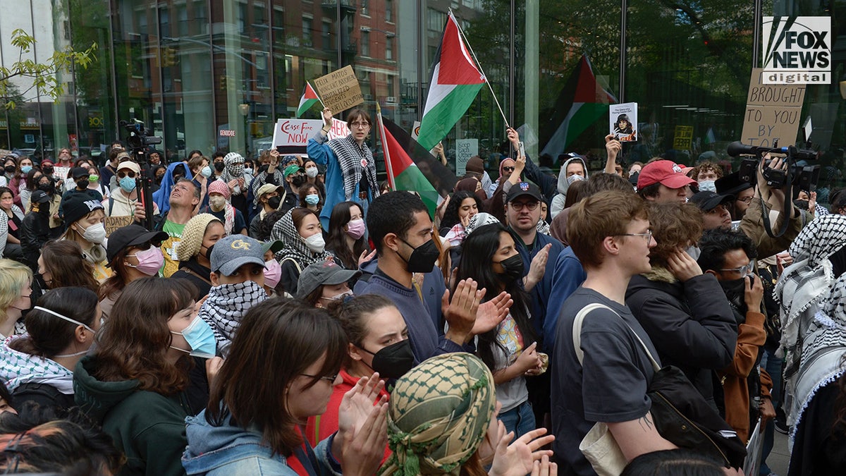 Prosvjednici anti-izraelskih okupljanja izvan kampusa Sveučilišta New York