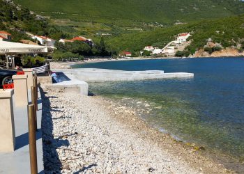 Na Pelješcu vidljiv betonski zid u moru – saznali smo o čemu se radi!