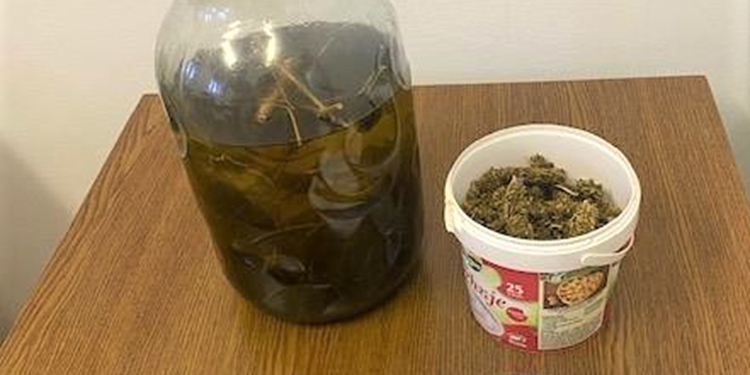 Na Rabu dilao drogu i ilegalno posjedovao pušku