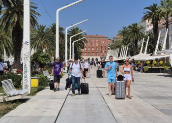 Na splitskoj Rivi svi se bore za ono malo hlada, štekati puni