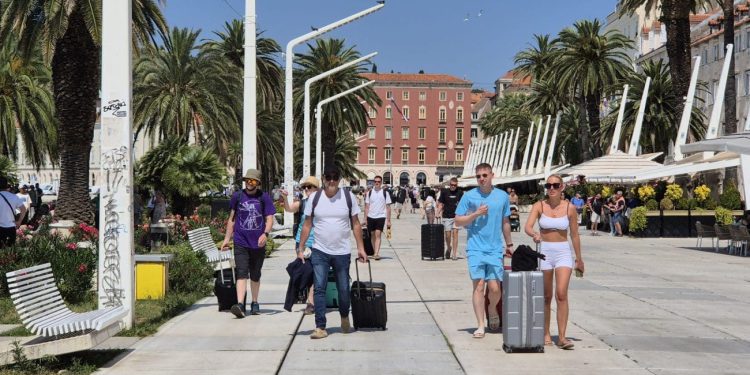 Na splitskoj Rivi svi se bore za ono malo hlada, štekati puni