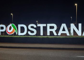 Na ulazu u Podstranu postavljen svijetleći natpis s imenom općine