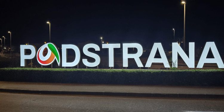 Na ulazu u Podstranu postavljen svijetleći natpis s imenom općine