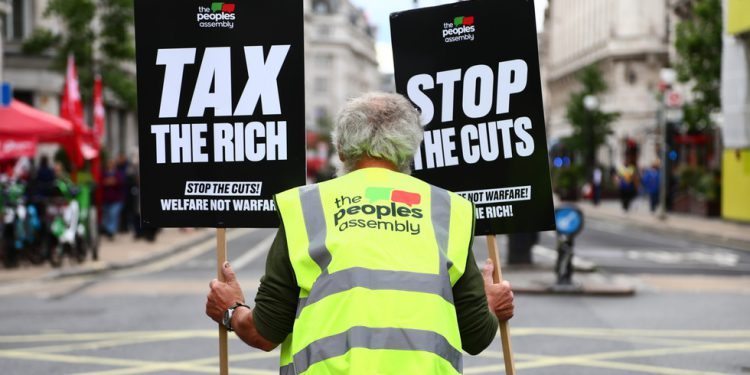 Najbogatiji 1% na svijetu moglo bi okončati siromaštvo 22 puta – Oxfam – RT World News