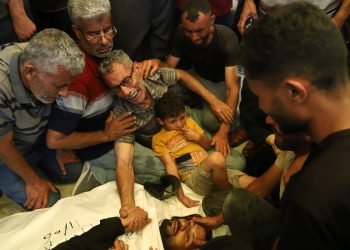 Najmanje 60 ubijenih dok su izraelske snage i dalje pucaju na Palestince tražeći pomoć