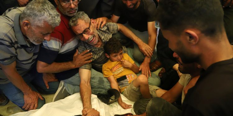 Najmanje 60 ubijenih dok su izraelske snage i dalje pucaju na Palestince tražeći pomoć