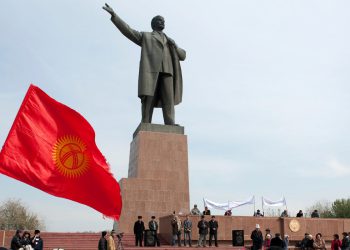 Najveći lenjinski kip u središnjoj Aziji srušen da bi ga zamijenio zastavom