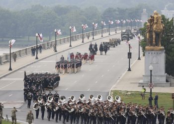 Nakon cjelodnevnih prosvjeda diljem zemlje, Trumpova vojna parada održana u Washingtonu