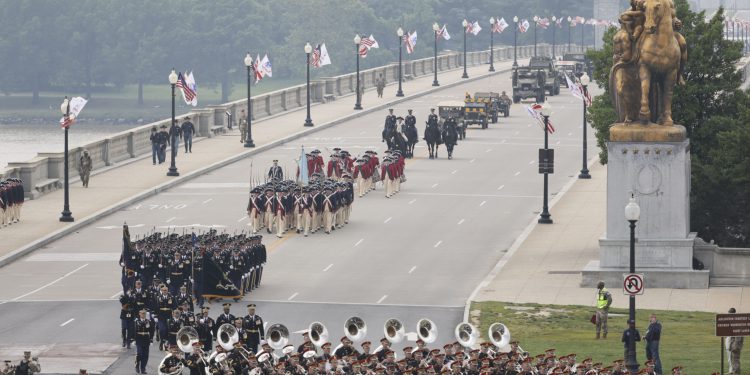 Nakon cjelodnevnih prosvjeda diljem zemlje, Trumpova vojna parada održana u Washingtonu
