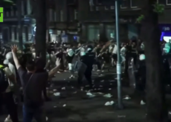 Nasilje eruptira na antivladinim prosvjedima u Srbiji (videozapisi)-RT World News