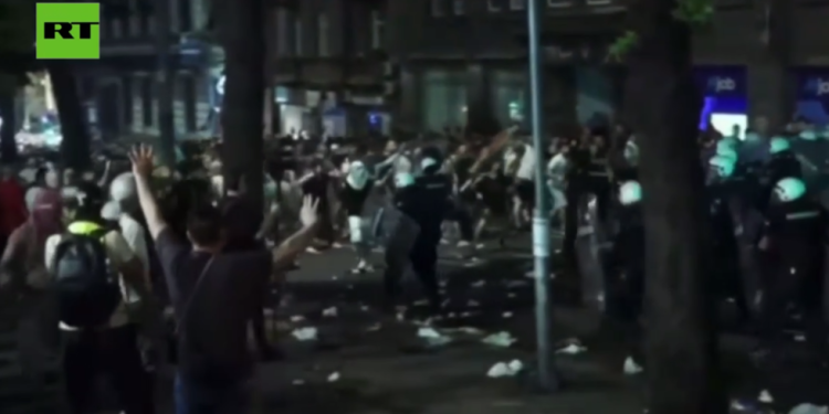 Nasilje eruptira na antivladinim prosvjedima u Srbiji (videozapisi)-RT World News