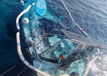 Nasukana jedrilica kod Modre špilje na Biševu radi probleme brodovima koji dolaze s turistima