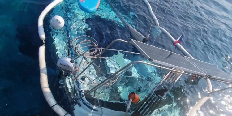 Nasukana jedrilica kod Modre špilje na Biševu radi probleme brodovima koji dolaze s turistima