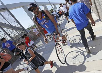 Navijači Thunder-a spakiraju Hot Oklahoma City Streets za paradu NBA prvenstva nakon uzbudljive pobjede u finalu od sedam utakmica