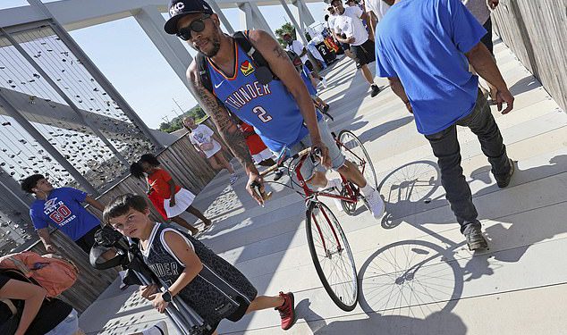 Navijači Thunder-a spakiraju Hot Oklahoma City Streets za paradu NBA prvenstva nakon uzbudljive pobjede u finalu od sedam utakmica