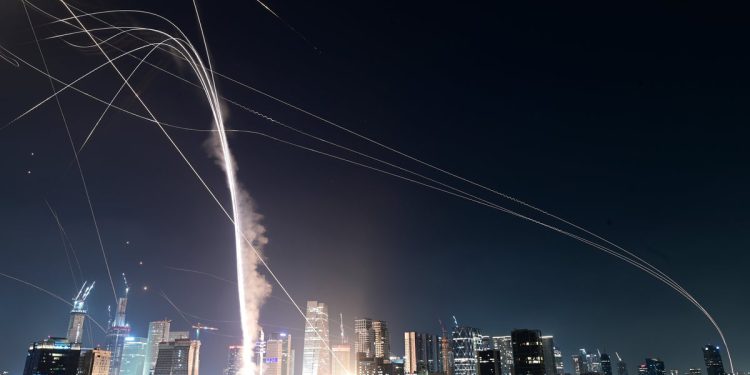 ‘Ne ćemo pokazati milosrđe’: Iran optužuje Izrael da zapali sukob, mnogi će se strah progutati regiju