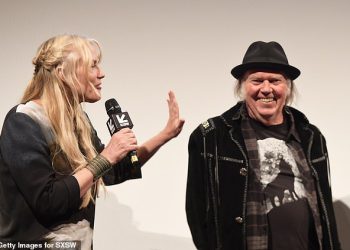 Neiil Youngova ‘nespretnost’ je spustila ‘vrlo loše’ iza scene u Glastonburyju, insajderi kažu Katie Hind, dok otkrivaju zašto se očekuje da će njegova holivudska bombaska supruga Daryl Hannah preskočiti festival