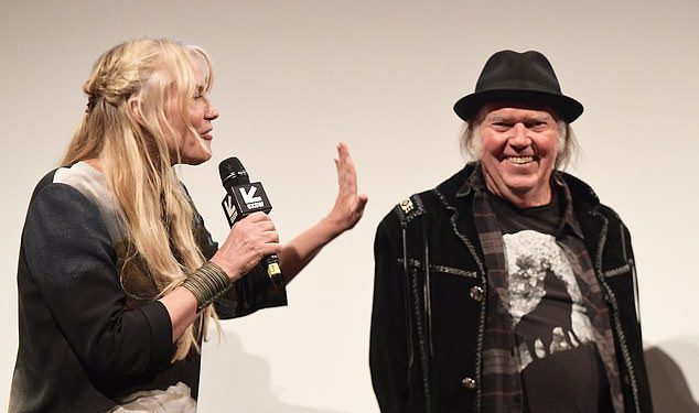 Neiil Youngova ‘nespretnost’ je spustila ‘vrlo loše’ iza scene u Glastonburyju, insajderi kažu Katie Hind, dok otkrivaju zašto se očekuje da će njegova holivudska bombaska supruga Daryl Hannah preskočiti festival