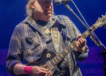Neil Young, 79, morao je koristiti liričke listove za varanje za rijetko utor za naslov glastonburyja-ali je dopustio da se njegov nastup prikazuje na BBC-u nakon zabrane zabrane