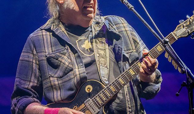 Neil Young, 79, morao je koristiti liričke listove za varanje za rijetko utor za naslov glastonburyja-ali je dopustio da se njegov nastup prikazuje na BBC-u nakon zabrane zabrane